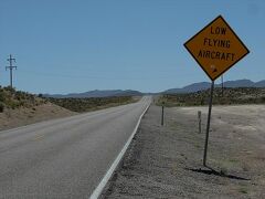 エイリアン・リサーチ・センターを出て、ネバダ州道375号線（地球外生命体ハイウェイ）を北へと前進。

エリア51（グルーム・レイク空軍基地）の東側を通る道なので、こんな標識が出ていますが、何だかこれも低空飛行してくるのはUFOか？と思わせる雰囲気。

こんな標識を見た後に…、