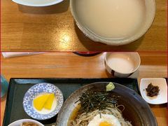 手打ちそば処 乃むら

お店はカウンター席のみ、、
メニューには”どぶろく(麹酒)”も(青唐辛子味噌付き←これがまた美味しい♪)
息子がドライバーをしてくれているので、kuritchiは好奇心でいただいてみることに、、
味は、、口当たりのとてもいい アルコール入り甘酒(麹酒)、、
アルコール度数は日本酒とほぼ同じで美味しいのですが、、
昼間だからなのか、、ちょっと甘みがあるからなのか、、
お酒が進みません（^^；

(下)蕎麦はとても美味しく頂きました～
息子もkuritchiもとろろ蕎麦定食(定食はマイタケご飯付き)を注文♪
香りのいい、、噛み応えの良いもちもちとした美味しいお蕎麦でした～♪
マイタケご飯もとても美味しく、定食を注文されるか、
大盛にすることをおススメします、、
　　　　　＜　ごちそうさまでした～♪　＞