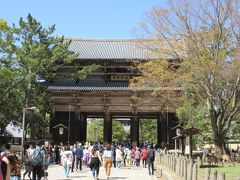 国宝・東大寺南大門の前まで来ました。
南大門は、大仏様（だいぶつよう）を採用して鎌倉時代に復興され、柱を貫通する水平材（貫）を多用した堅固な造り。