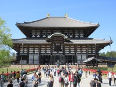 外国人参拝者もかなりいます。