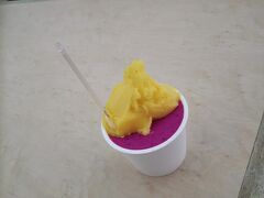 石垣空港についてすぐにガイドブックや口コミでお薦めのミルミル本舗でマンゴーとグァバのジェラードで喉を潤しました。
マンゴー、濃厚で美味しい！