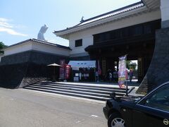 まず目指すのは、会津村の会津慈母観音。
会津若松駅から会津村への交通手段としてバスも走ってはいるのだが、１日に数本というレベル。
なので、ここはサクッと駅前からタクシーで向かいます。
所要時間は15分程度、料金は2,000円くらいだったと思う。

で、タクシーが走り去って周囲を見渡したけれど、この状況では帰りの手段が無さそう。
なので、入り口横の案内所で帰りのタクシーを呼んでもらうことに。
