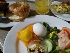 ハワイ時間で2日目の朝はホテルの朝食から。レストランは広いのですが、何せ泊まり客が多いので、7時半過ぎに行きましたが、受付で10分以上は待ちました。受付の後も10分は待ちました。
次の日は同じくらいに行きましたが、待ち時間はほとんどありませんでした。
欧米は夏休みだから、本土からかなり来ているらしいです。