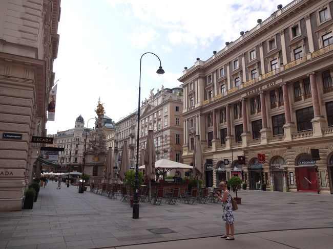 チェスキークルムロフ行きのシャトルが12:30発なので、シュテファンプラッツ駅へ行き、地下鉄でウイーン西駅へ向かう。<br /><br />西駅のショッピングモールで軽い昼食。