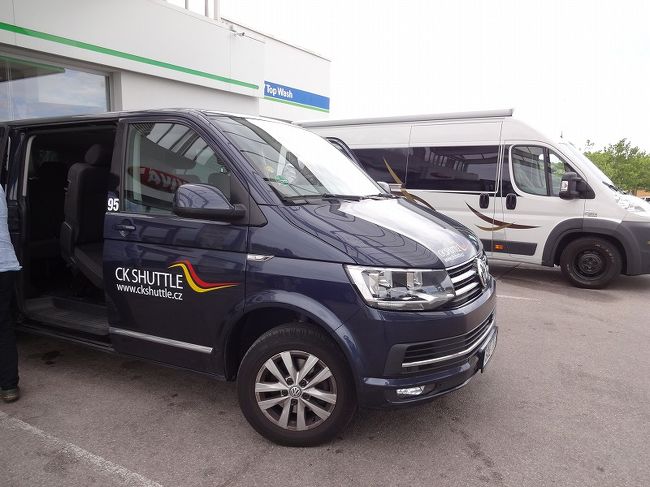 　　　CKシャトル<br /><br />ウイーンからチェスキークルムロフは乗り合いのシャトルバスを事前に予約。<br />西駅近くのホテルメリキュールからチェスキークルムロフのホテル迄、3時間半位で30ユーロ。<br />私たちと、中国系の夫婦、計4名だった。