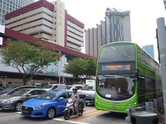 香港みたいに二階建てバスが走っています。