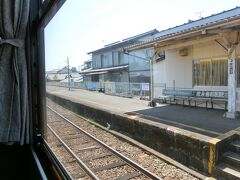吾妻駅から何駅か過ぎて、
ここは、多比良町（たいらまち）駅。