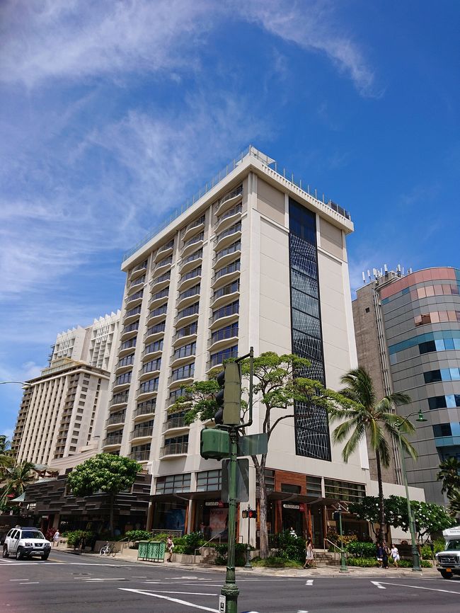 <br />去年泊まったホクラニ。<br />我が家はこちらも気に入っています。<br />ホーム、ホクラニでもよかったかな。<br /><br />やっぱ、ハワイ旅行初日はワイキキ中心部ホロホロして、夕方ビーチでダイアモンドヘッドとサンセットをどうしても見たい私。