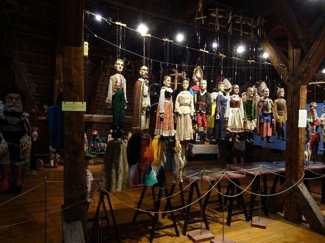 ちょっと興味があったマリオネットミュージアムへ<br /><br />アパートの様な建物の2階の暗い小さな部屋に、色々なマリオネットが吊されていた。