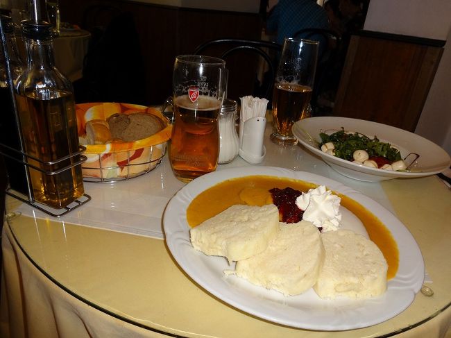 　　　スヴィチコヴァー<br /><br />定番のスヴィチコヴァーとモツァレラサラダと一番少ない500mlのビール。<br />どれも美味しかった ^o^