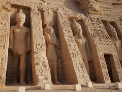 大神殿のラムセス像（高さ22ｍ）よりは小さいもののこちらの立像も10ｍ。六体もの像が並ぶ姿は圧巻です。