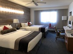 今年は成田よりエアカナダ直行便で約10時間。バスを乗り継ぎバンフに到着。去年より街に近いホテルのため、お部屋はバンフにしては狭かった