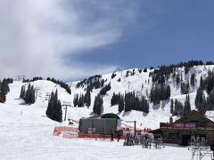 次の日は朝からスキー
昨年はガスと膝位の重たい新雪をさまよったサンシャインビレッジでは、初日青空が見えるー