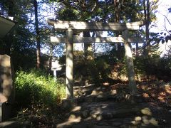 公園の一番奥まで行ったので、引き返しました。
来た道と違うルートで歩いていたら、神社に出ました。
