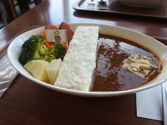 水とエネルギー館にあるレイクサイドカフェにてダムカレーをいただきました。