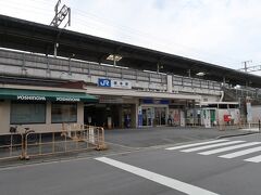 塚本（つかもと）駅



該駅は、昭和９年（１９３４年）７月２０日開業である。
即ち、吹田-須磨間電車運転開始に鑑み、立花、甲子園口、六甲道、及び、元町と共に開設された。
但し、該駅は、同年５月２５日附で開設された歌島（うたじま）信号場が嚆矢であり、該駅中心点より神戸方０．８ｋｍ地点に設置されたにも拘らず、同一駅構内として併合された。
該駅は、開業当初から貨物業務取扱は一切行われていない。
昭和１６年（１９４１年）３月２６日２１時５１分頃、該駅構内に於いて下り貨物列車が停止信号を冒進し安全側線に進入、脱線転覆した処に、並走する下り外側線走行中の旅客列車が接触脱線した処、さらに下り内側線走行中の下り電車が接触大破する３重衝突事故が発生した。
大東亜戦争末期、連合国戦略部隊に依る空爆被害の為に、該駅は、昭和２０年（１９４５年）６月７日、及び、１５日両日に亘り、空襲の為に、主として前者は爆弾、後者は焼夷弾に依り、駅本屋以下、該駅関係施設は全滅に瀕し、更に、防空壕退避中の旅客職員数名に死傷者が発生した。
該駅本屋は、応急建築物を経て、昭和２３年（１９４８年）５月２６日附で第３代駅本屋が竣工したが、総工費は当時の相場で８７００００円とされた。
大阪-塚本間に存在する淀川堤防は、洪水防止対策として高位化が決定された事から、現行橋梁では地元が氾濫源被害となり得る為に、日本国有鉄道は、建設省、大阪府とも協議し、該橋梁架替、及び、該駅、及び、該駅付近高架化が決定され現駅本屋改築も決定された。
該工事は、昭和４２年（１９６７年）１０月１日に着工し、昭和４６年（１９７１年）７月９日に現第４代駅本屋が完成した。
https://www.jr-odekake.net/eki/top.php?id=0610132