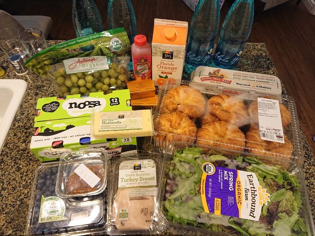 買ったものを並べただけです。<br />しかもコスコとホールフーズ混じっているし。<br /><br />とりあえずコスコの備忘録。<br /><br />アロハワイの水は12本入り？で6ドルとか？かな。<br />覚えていないー。<br />写真とらないと覚えていないですね。<br />重かったのだけ覚えています。<br /><br />noosaのヨーグルトも、お得に買えました。<br />なかなかおいしいヨーグルトです。レモンが、レアチーズケーキみたいです。<br /><br />ブルーベリーも日本のコスコより安いですね。<br /><br />野菜、スプリングミックスは、本当に大きくて！<br />２週間かけて無理やり使いきりました。<br /><br />クロワッサンも、日本でいつもこの大きさのを買います。<br /><br />ぶどうはコスコかホールフーズか覚えていない。<br />