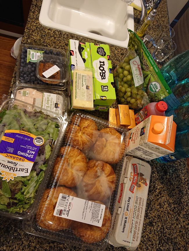 ホールフーズで買ったもの備忘録。<br /><br />ブルーベリーの上に乗っているのは、自分で挽く量り売りのピーナッツバター。<br />チョコ入りにしました。<br /><br />クロワッサンをサンドイッチにするので、ハムを買いたかったけど、時間が遅かったので全然種類がなく、ターキーにしました。<br />これ、くせがなくて、サンドイッチの具としてはなかなか優秀！！<br />リピありです。<br /><br />noosaの上に乗っているチーズはモッツァレラチーズだけど、塊なのでいちいち切らなくてはならなくて面倒くさかった。<br />１枚１枚ビニールに包まれているいわゆるプロセスチーズがみあたらなくて。<br />後日、ドンキで見つけました。<br /><br /><br />卵はメインランドから空輸のものではなく、少々高いけどオアフ島産のものにしました。<br /><br />あとジュース。<br /><br />時間があれば、ドンキも初日の買い出しに追加したかったなー。