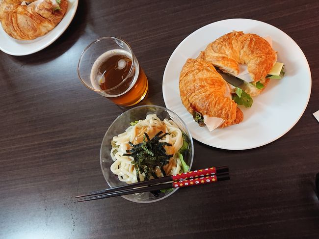 クロワッサンがたくさんあるけど早く消費しないといけないので、早速サンドイッチに。<br /><br />そして、サンドイッチとうどんやし。<br /><br />うどんのタレはゴマだれです。サラダをひいたので、サラダっぽく食べれて、サンドイッチとあわせても、そんな変じゃなかった！<br /><br />サンドイッチ( ﾟДﾟ)ｳﾏｰ！<br /><br />似たようなサンドイッチがABCやヒルトン内の売店で10ドル近くで売ってて、手間はかかるけど、やっぱ作ったほうがいいなと思いました。<br />