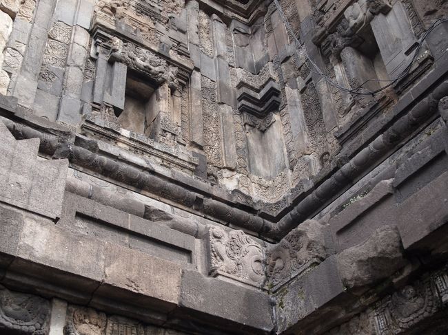 窓は有りますが、人の住む寺院ではないので石で塞がれています。