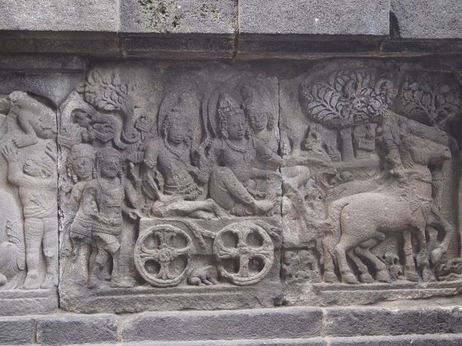 馬車に乗っているのは、ラーマ王子です。戦闘に行くのかと思ったら、第二王子の母親の策略で、森に追放されてしまうシーンです。