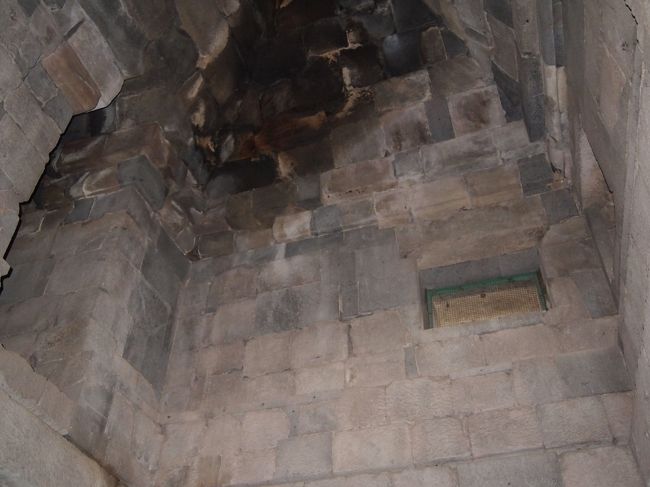 上を見ると、開いていた窓は、二階ではありませんでした。