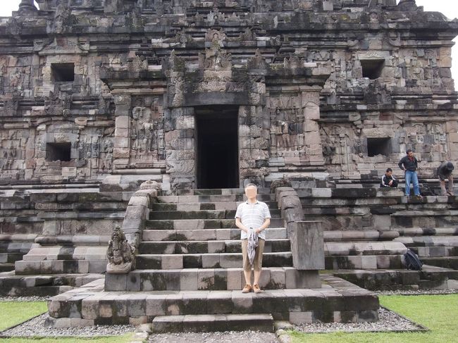 正面から見ると、4つの窓は開いていて、中央から中に入れます。