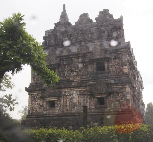 横から見た外観ですが、珍しい三階建てのビルで窓が開いています。　敷地には、これだけがドンと建っています。