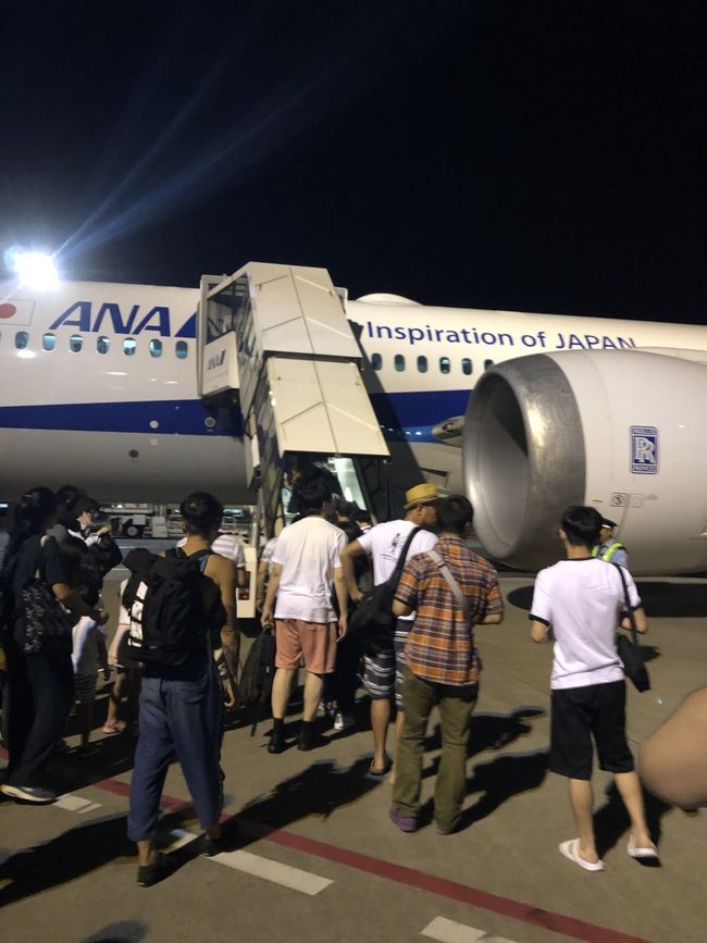 バスで飛行機へ。