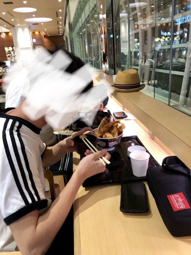 「つるとんたん」が混んでいて断念。出国審査を終えフードコートで天丼。