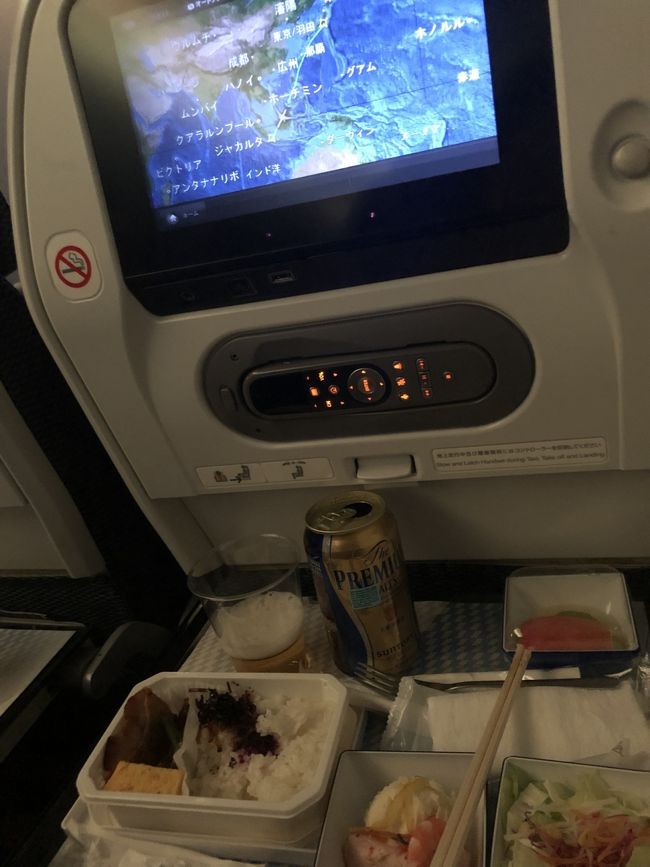 マレーシア上空で食事に。<br />夜中3時の朝食とビール。<br />ANAはビールの銘柄聞いてくれず。JALは丁寧なので何かとJALが好き。