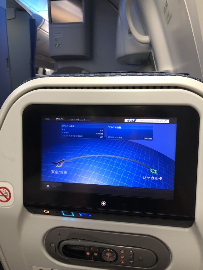 ジャカルタまでは６時間半。現地でたくさん遊べる深夜便はやっぱり便利。