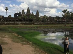 夕方はメインのアンコールワットです。ここの遺跡はほかのものと規模がちがいました。