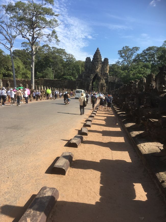 弾丸ツアーなので日本から現地ツアーを申し込みました。貸切ツアーで、昼食をチャンレツリーにアップグレードに変更しています。<br /><br />https://www.veltra.com/jp/asia/cambodia/siem_reap/a/14519<br />チケット購入後、まずはアンコールトムの南大門に行きました。