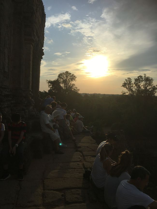 完全に暗くなると危なさそうなのであ、急な階段が危なさそうなので、途中で切り上げました。そのあと、ガイドさんオススメのシルク屋さんで、妻はお土産を購入していました。