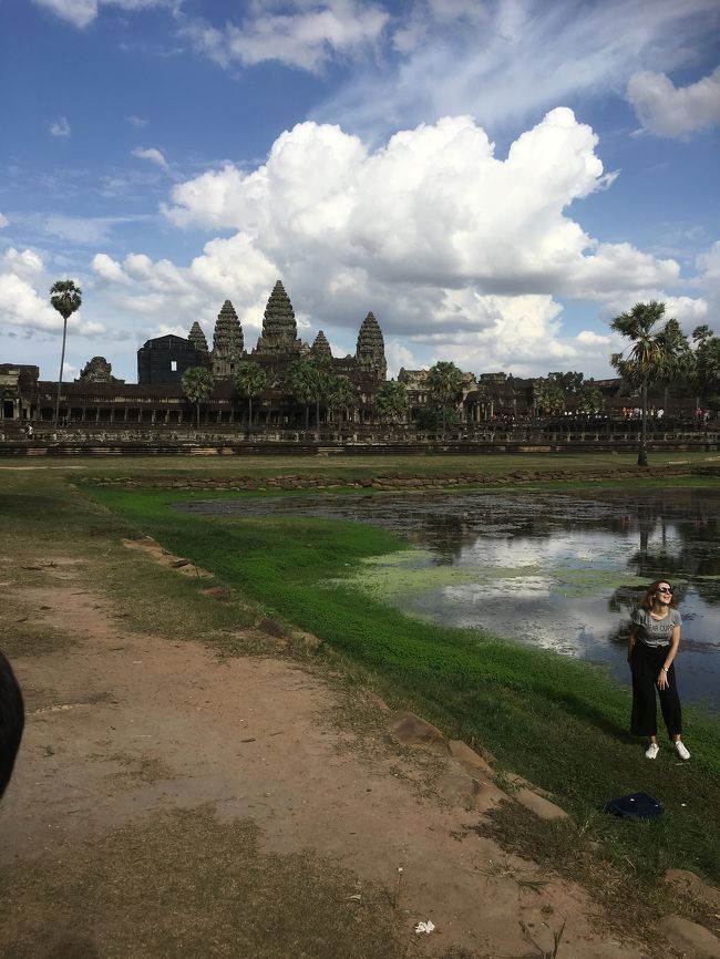 夕方はメインのアンコールワットです。ここの遺跡はほかのものと規模がちがいました。