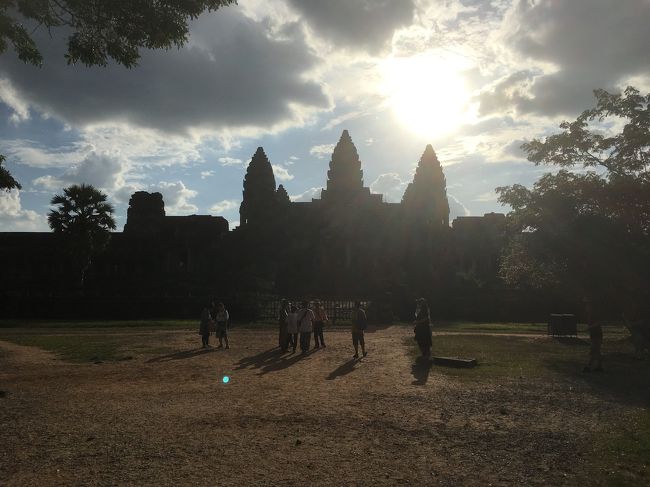 東門からは太陽とあいまって神秘的です。
