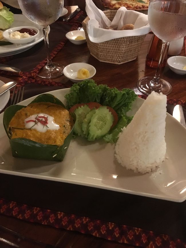 妻は昨日ハマったフィッシュアモック。食べている間に大雨になりました。