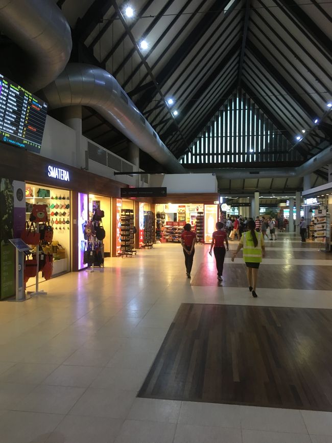 香港エクスプレスにチェックインして、お土産を買って、飛行機に乗りました。雨は幸いにも上がって定刻出発しました。
