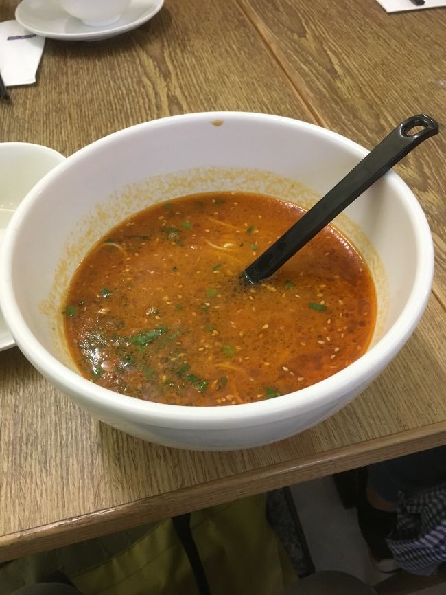 香港に入国になったので、食べたクリスタルジェイドの坦々麺ですが、こんな感じで出てきました。最初は食べかけかと思いましたが、ちゃんと麺がはいっていて、美味しかったです。