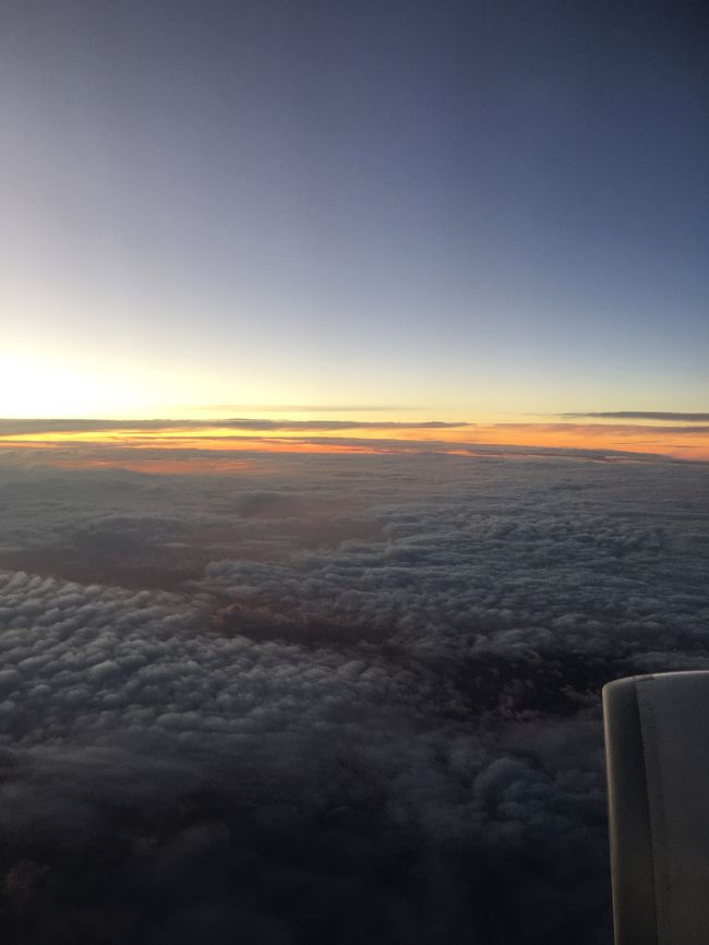 日本への帰国便の香港航空は夜便ですごく疲れましたが、朝焼けはとてもきれいでした。