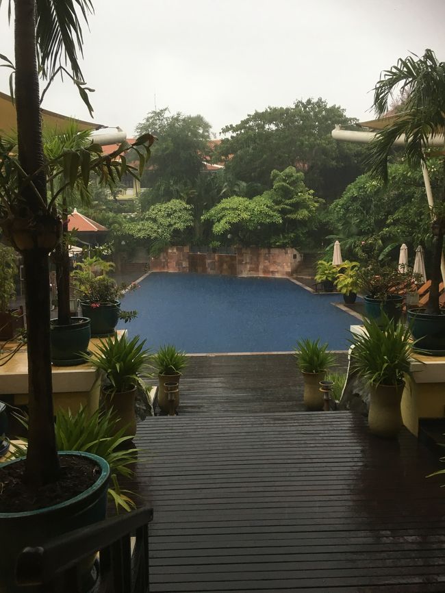 ヘリテージウォークでご飯食べようかと思っていましたが、大雨になったので行かなくてよかった。3時30分にホテルの送迎車に乗って空港に行きました。多くの道が、川のように氾濫していましたが、ホテルの人は頑張って送ってくれました。