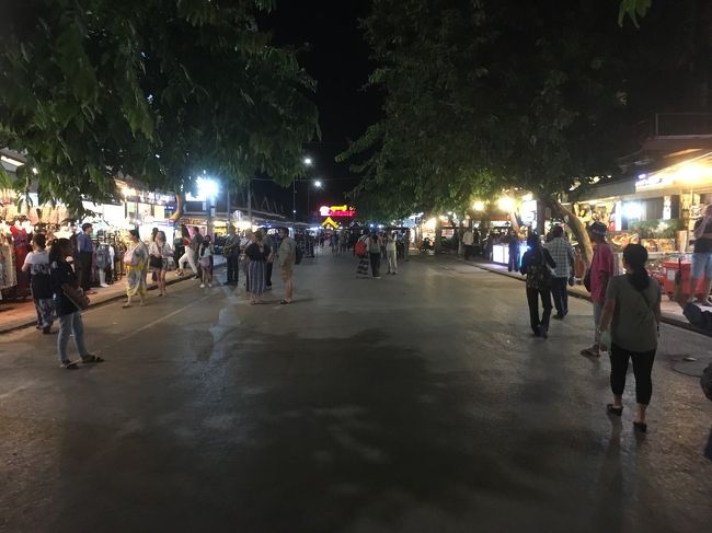 お土産買って、ジェラート食べて、トゥクトゥクで帰りました。４人のりのトゥクトゥクはスリリングです。４人のると3ドルのようです。（毎回そうだった）