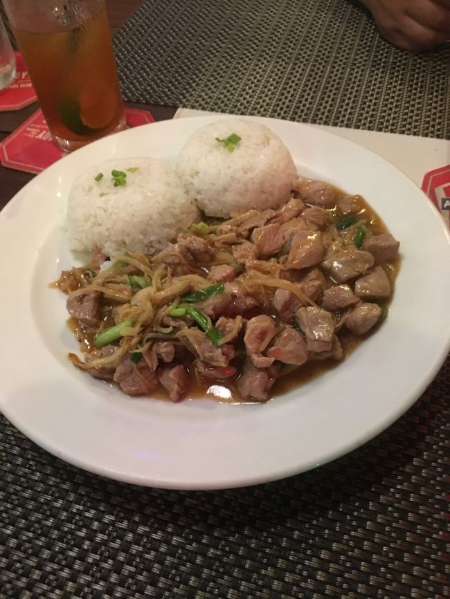 色んな店があり、迷いましたが、初志貫徹でレッドピアノに。ポークジンジャーはすごい量でした。お酒が進むややこい味付けで、美味しかったです。