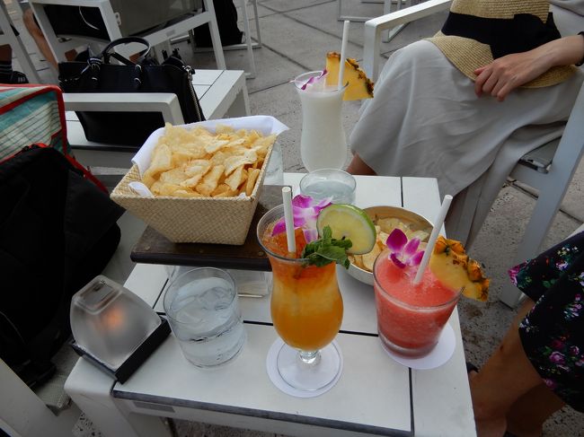 山盛りポテトチップスとすっかり定番になった、それぞれのカクテル