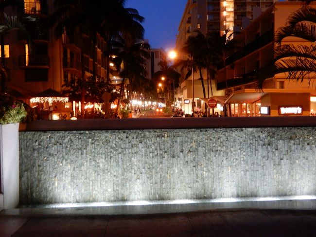 ハレクラニの帰りは、ヘンリーズプレイス（高橋果実店）のアイスクリームとフルーツミックス買って帰る