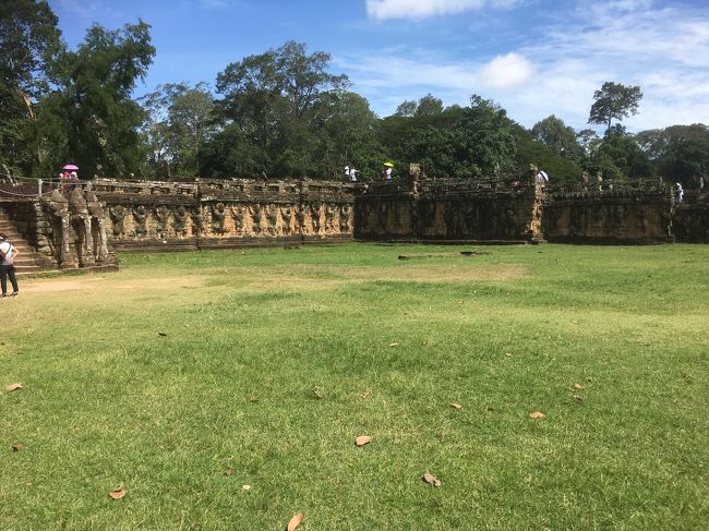 象の次はガルーダがテラスを支えています。