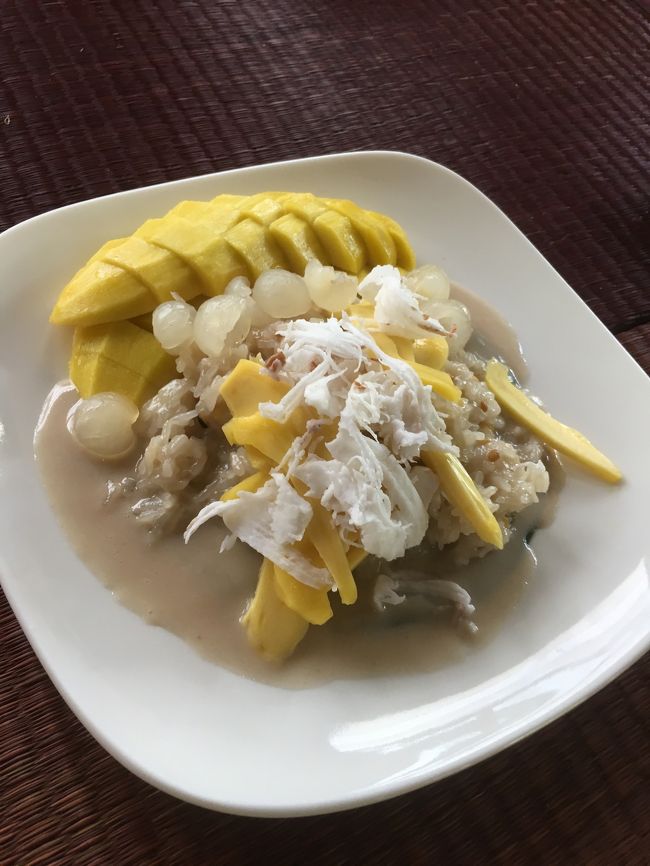 デザートはマンゴーとあったかいもち米スイーツでした。<br />この後、ヘリテージウォークによってもらって、2階のスーパーで水などを購入して、3時半までホテルで休憩しました。