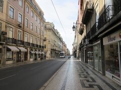 朝、ホテルを出て街を歩きます。

途中、観光案内所で「Lisboa card」を購入。
これは24時間の間、リスボンの地下鉄やバス、ケーブルカーが乗り放題になる他、一部の観光地への入場料も無料になるという代物。