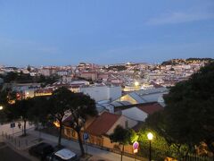 ケーブルカー下車地点すぐの展望台から。
リスボンの夜景も見事です・・・